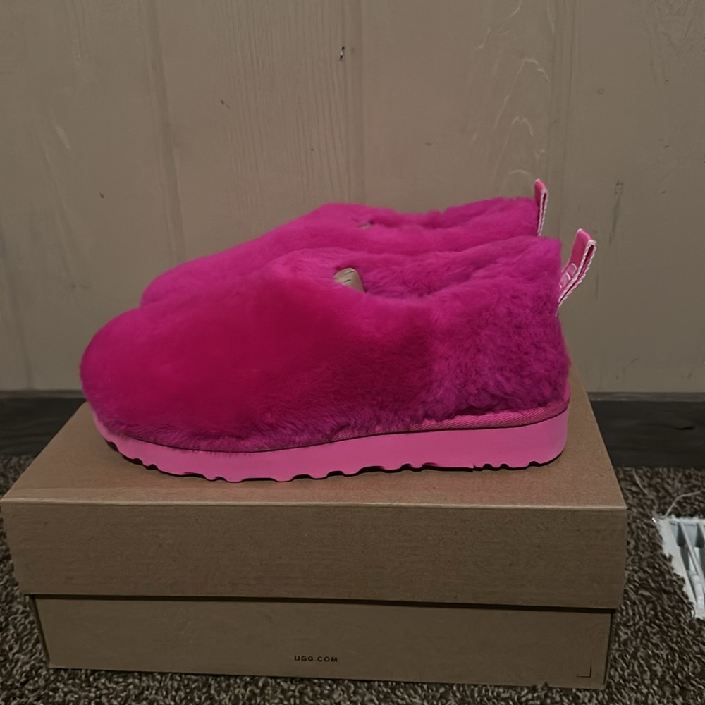 UGG COZY BOOTIE: BRIGHT PINK: NEW IN BOX: SIZE 5